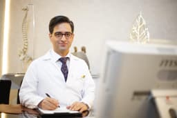 دکتر حسن قندهاری